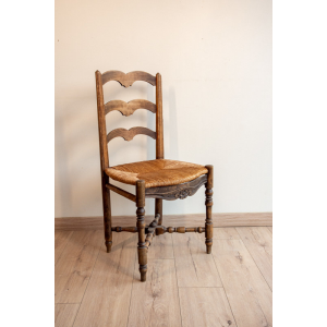 Chaise en bois ancien dépareillé
