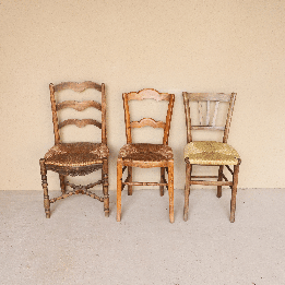 Location chaises en bois anciennes dépareillées | August Events