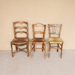 Location chaises en bois anciennes dépareillées | August Events