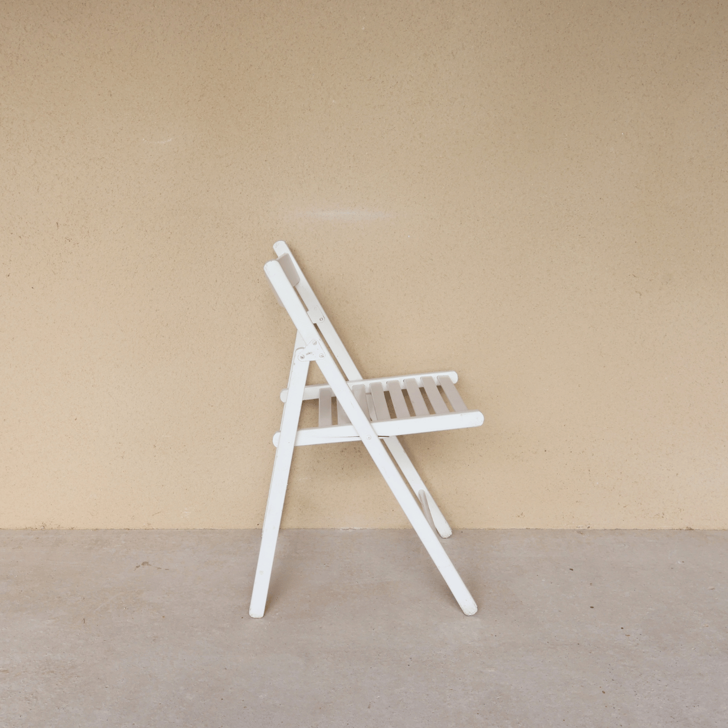 Chaise pliante lattée blanche