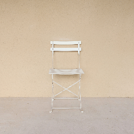 Chaise square lattée blanche