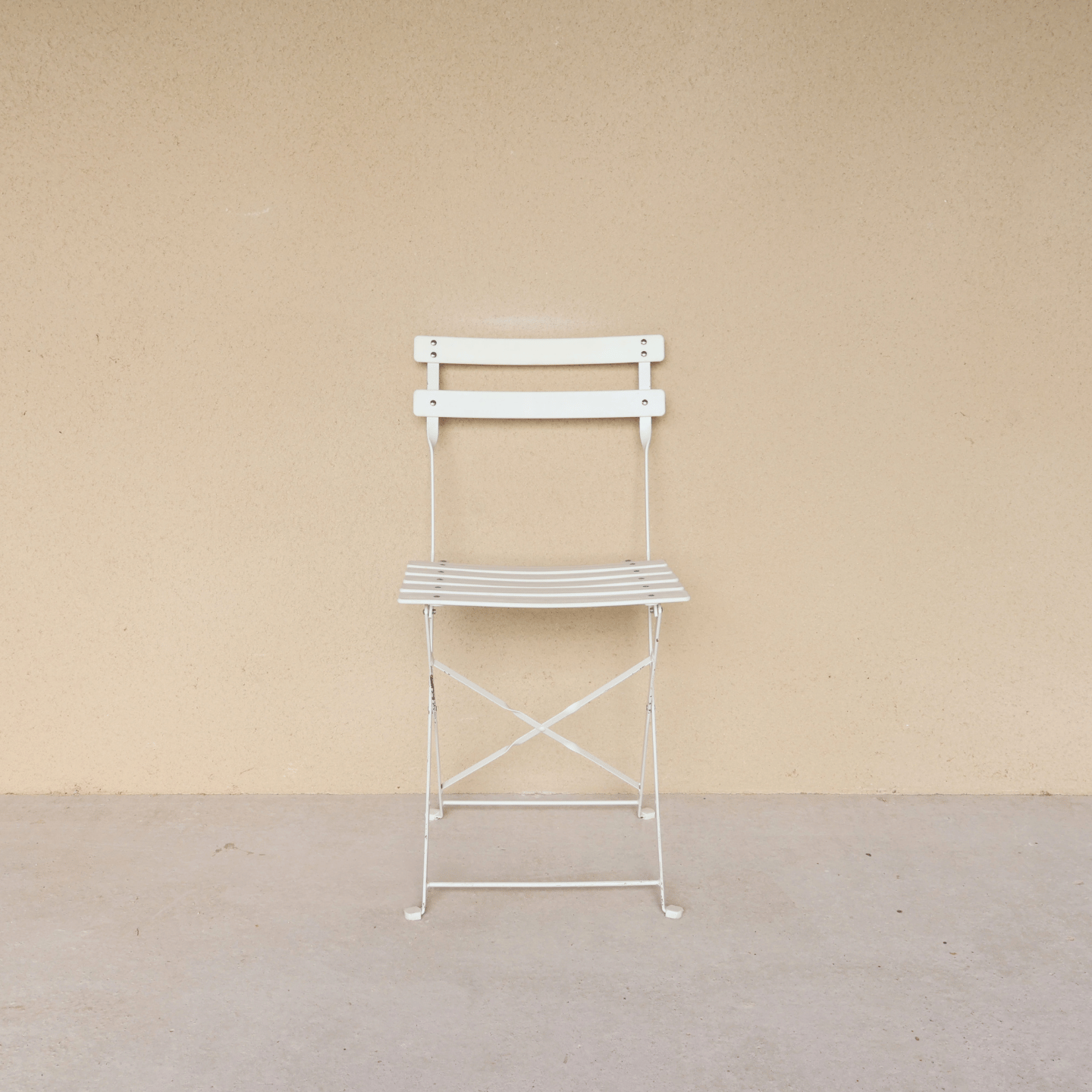 Chaise square lattée blanche