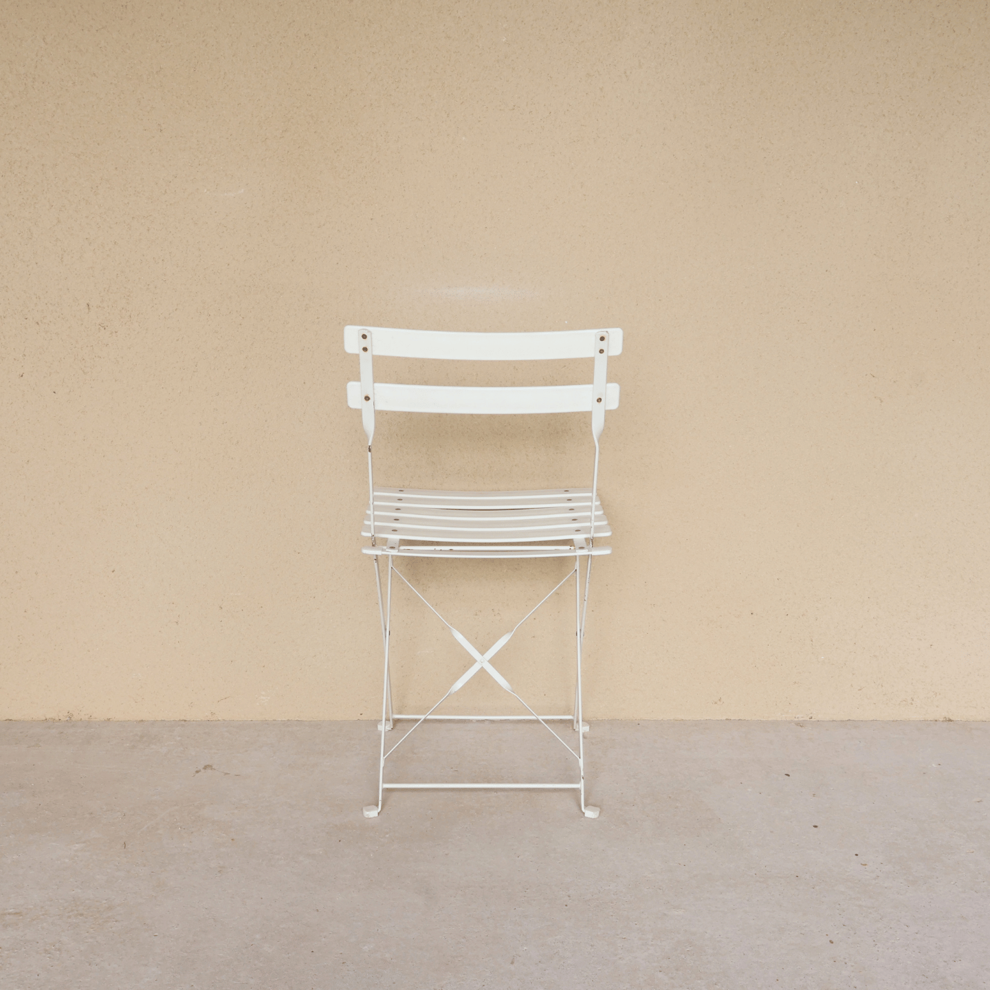 Chaise square lattée blanche