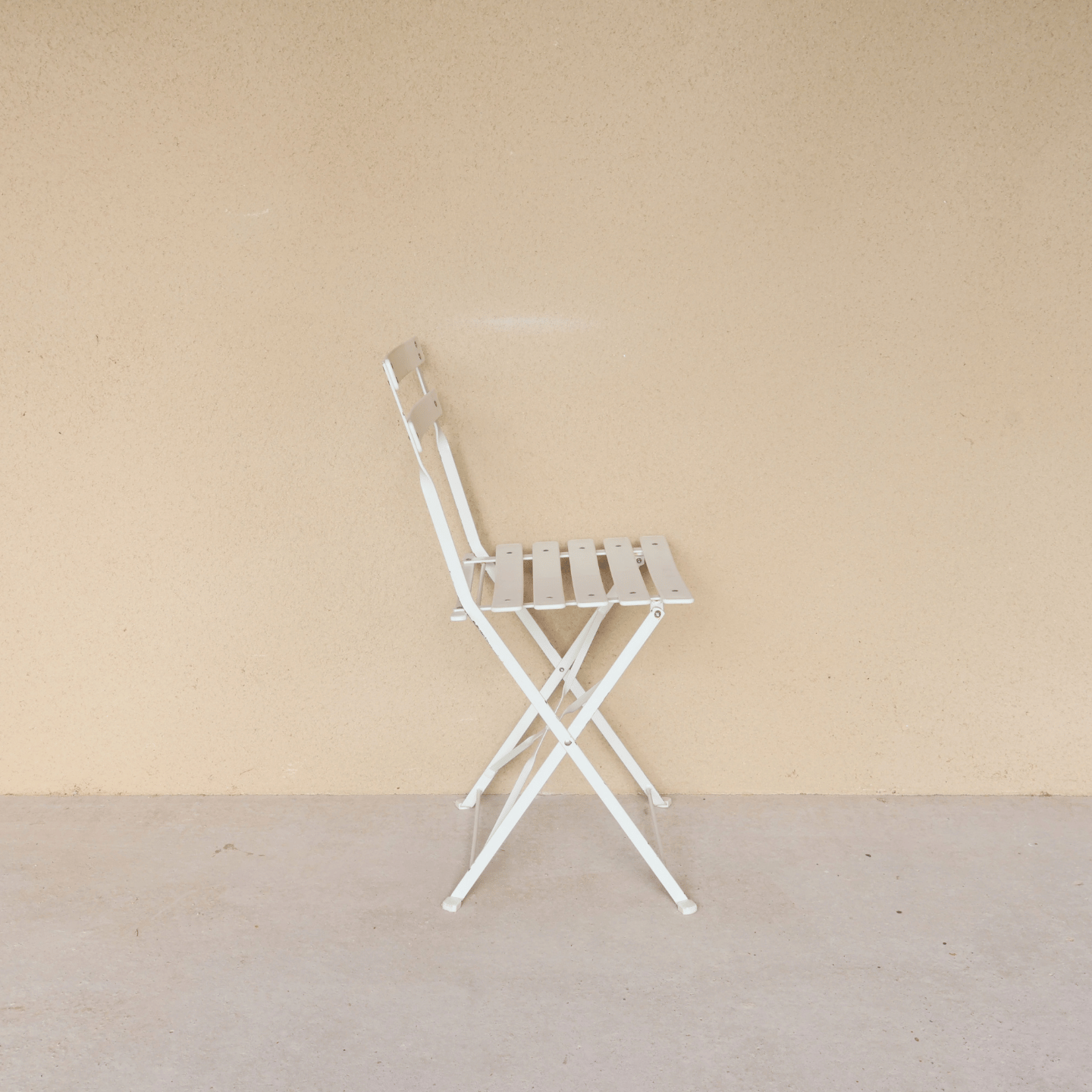 Chaise square lattée blanche