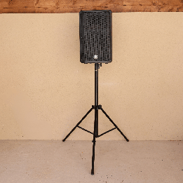 Enceinte Yamaha 500 watts (pied d'enceinte, table de mixage et prise jack)