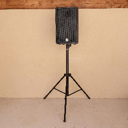 Enceinte Yamaha 500 watts (pied d'enceinte, table de mixage et prise jack)
