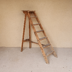 Location escabeau en bois déco 140 cm | August Events