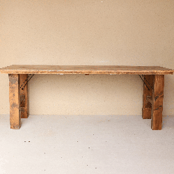 Table en bois massif claire