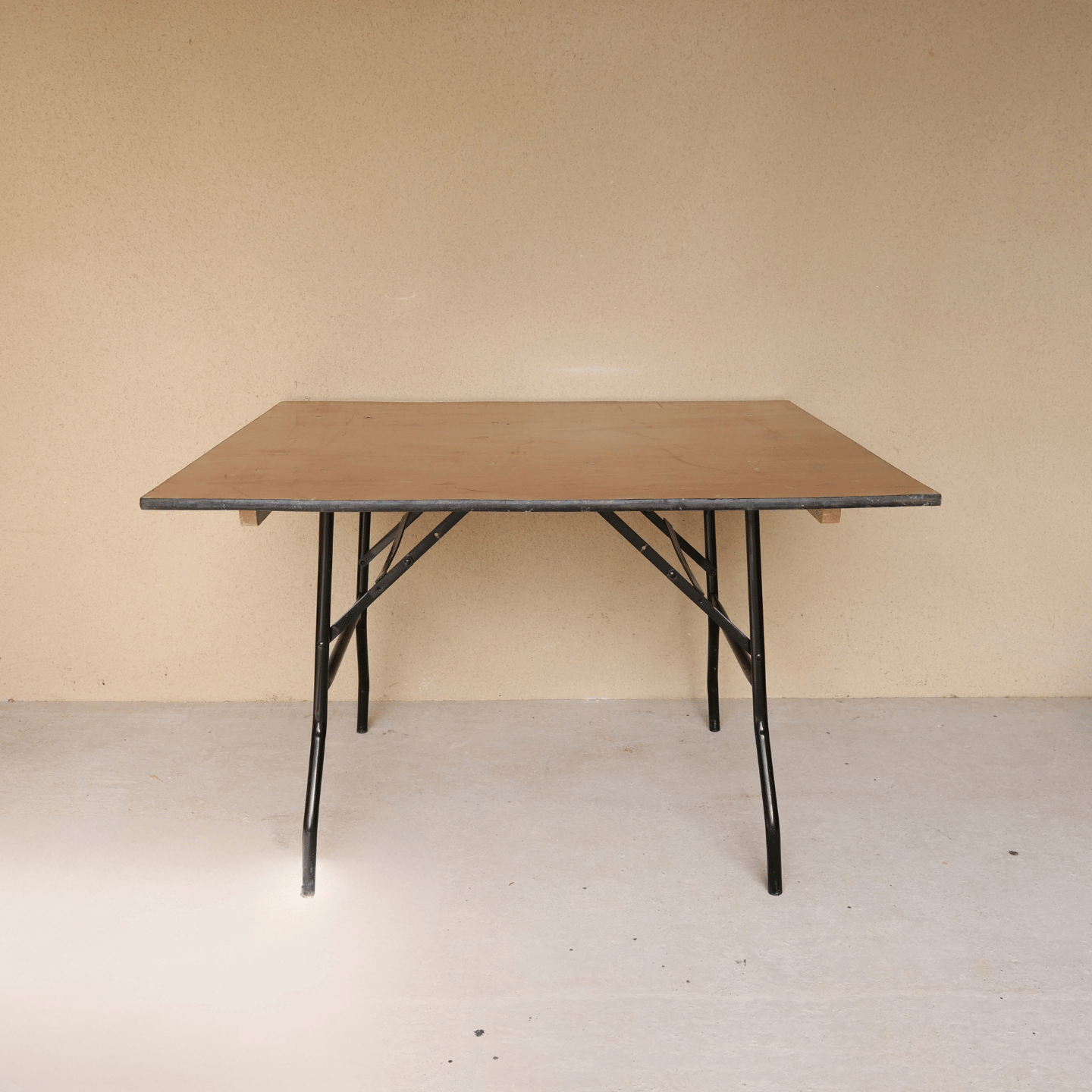 Table carrée 120X120 cm 4/8 personnes