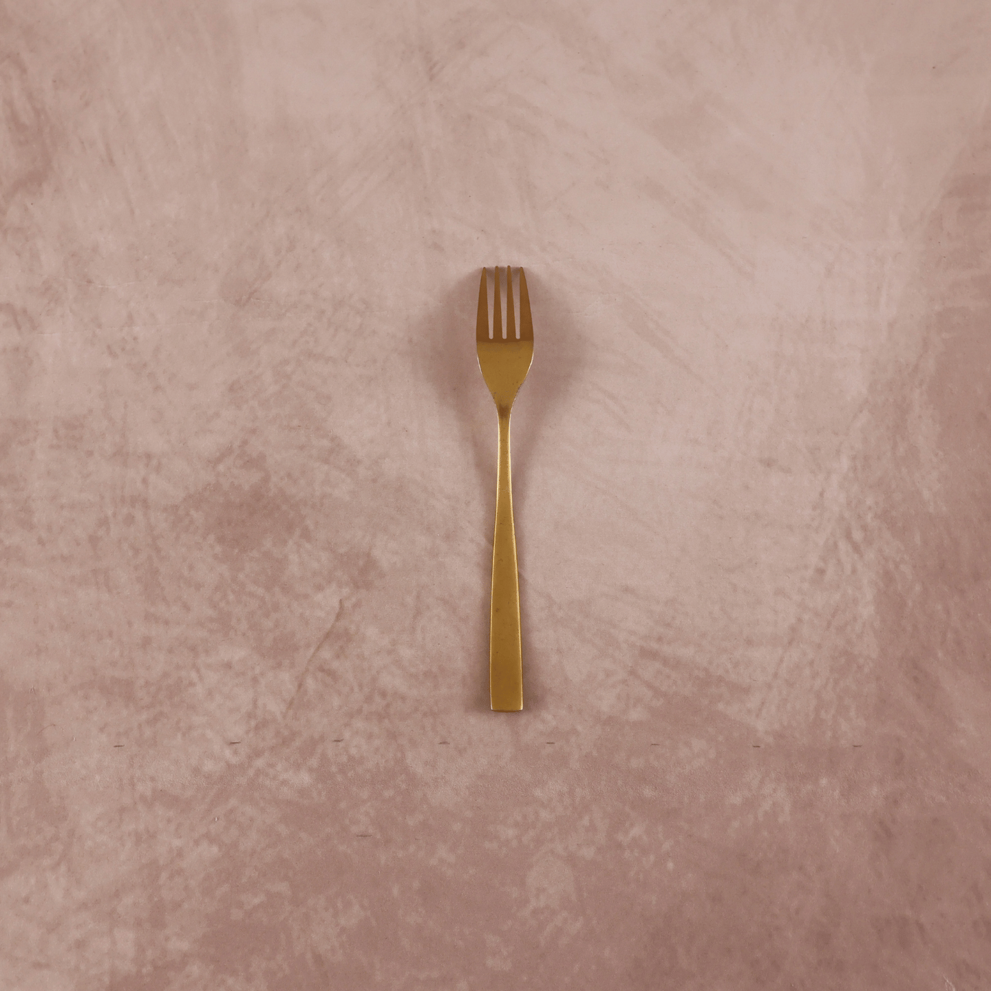 Fourchette de table dorée