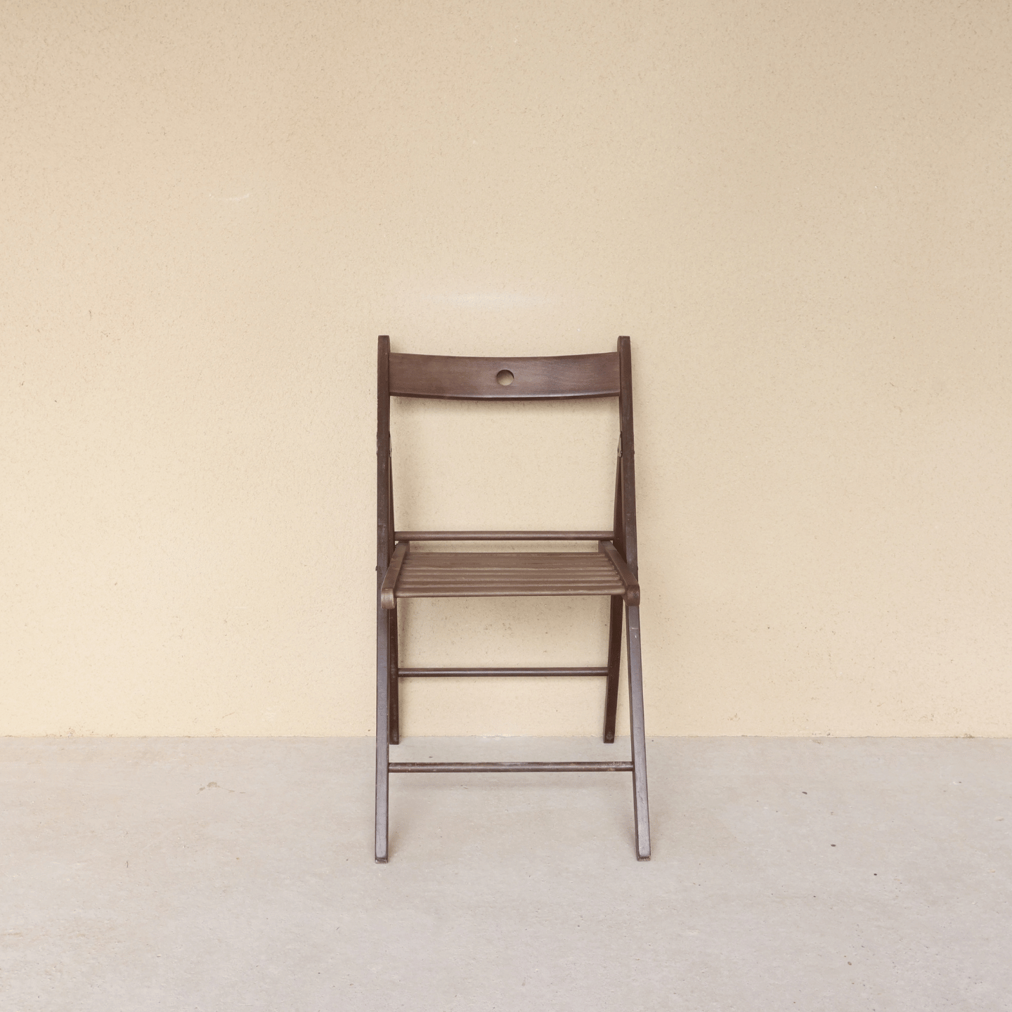 Chaise pliante lattée marron
