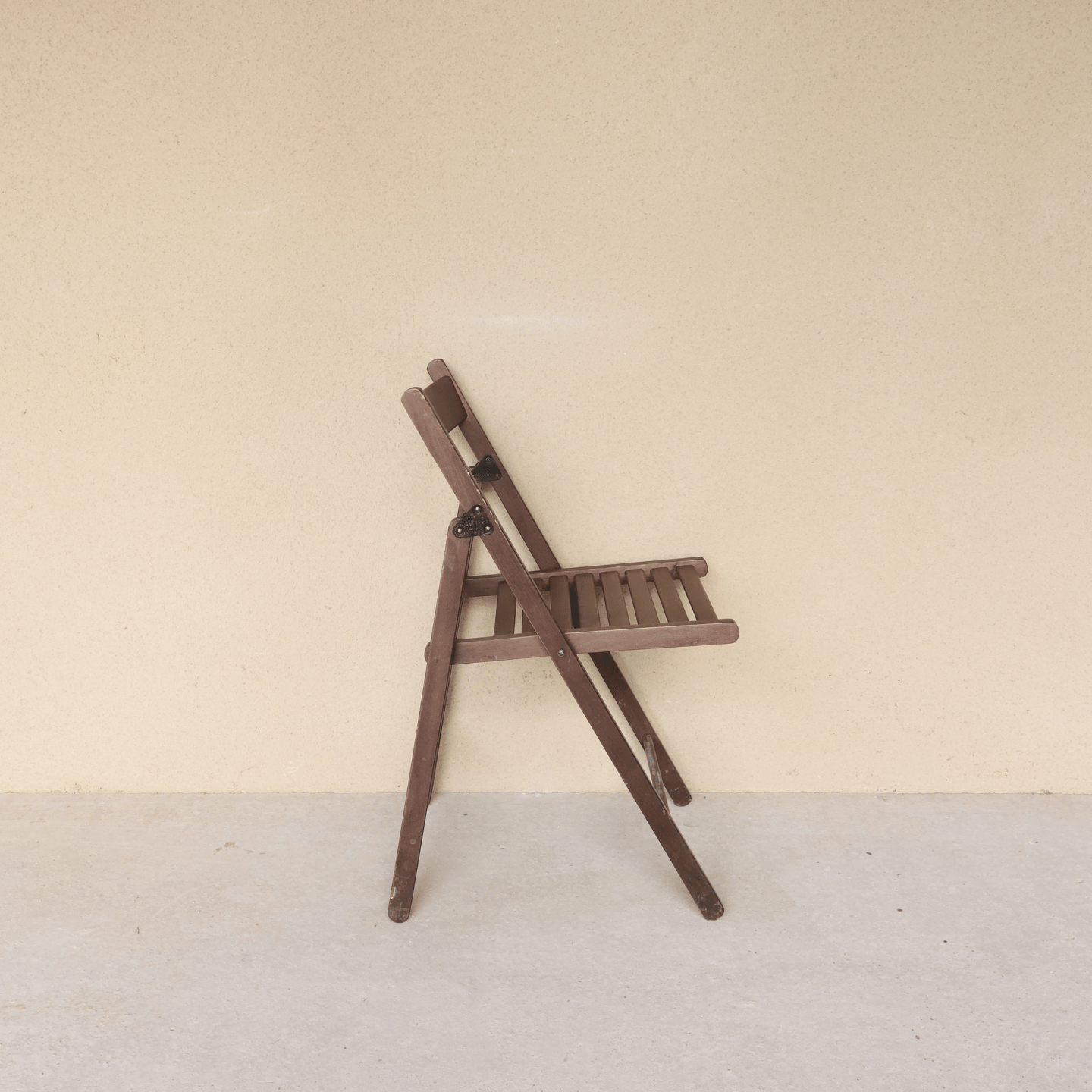 Chaise pliante lattée marron