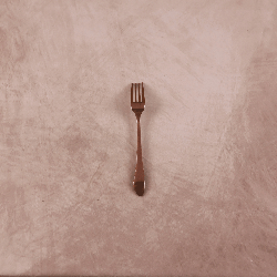 Fourchette de table cuivrée brillante